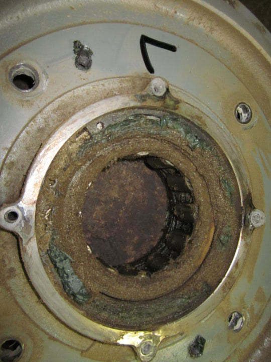 Heavily contaminated cylindrical roller bearing