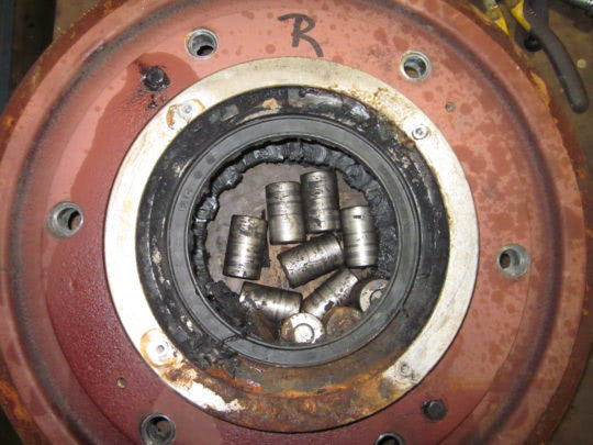 Grease starved cylindrical roller bearing
